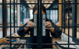 personne-dos-serrure-porte-blindee